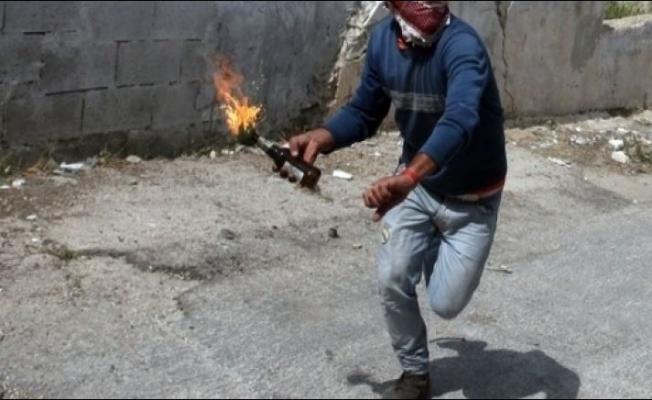 فلسطيني يرمي زجاجة حارقة