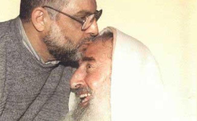 الرنتيسي يقبل رأس الشيخ أحمد ياسين