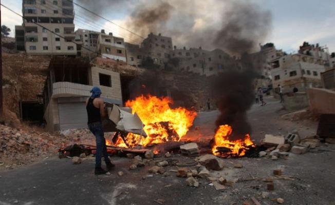 شبان فلسطينيين يفرضون حظر التجوال في يافا المحتلة احتجاجاً على انتهاكات العدو للأقصى قبل أيام