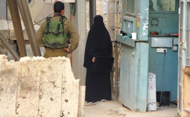 الشابة هديل على حاجز العدو في الخليل قبل اطلاق النار عليها بلحظات