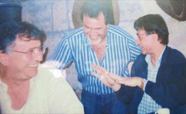 محمود درويش (يمين) وسميح القاسم (يسار) من أعلام الشعر الفلسطيني المعاصر 