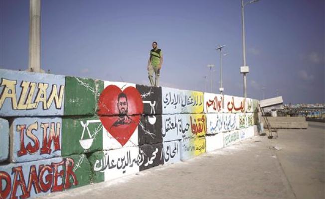 جدار كتبت عليه عبارات دعم لعلان في غزة 