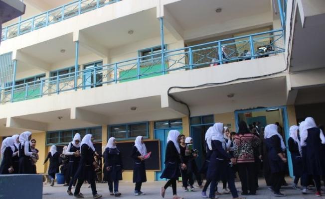 توزيع حقائب مدرسة للطالبات النازحات في "عين الحلوة"