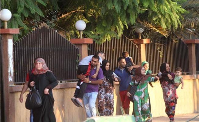 عائلات تخرج من المخيم بعد تجدد الاشتباكات