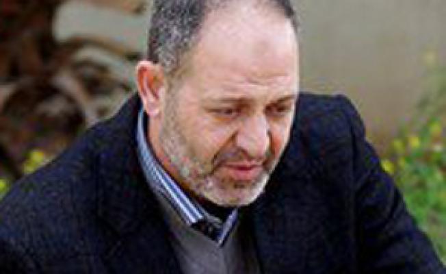 الشيخ بسام السعدي يقرأ الفاتحة عاى ضريح أحد الشهداء