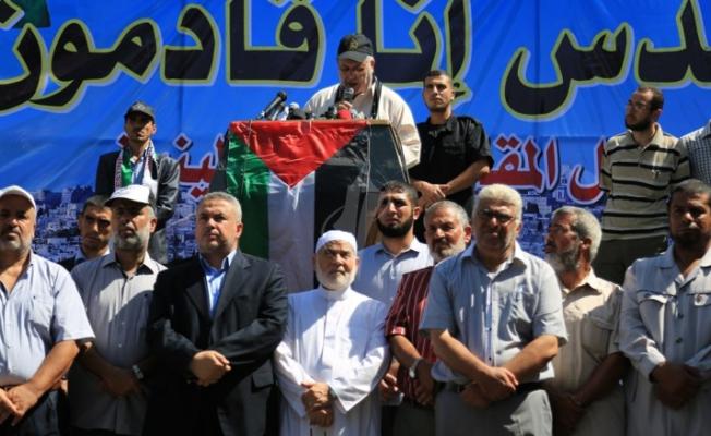 القيادي خالد البطش خلال مسيرة في غزة نصرة للأقصى