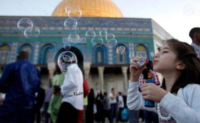 عشرات الآلاف يؤدون صلاة العيد في المسجد الأقصى