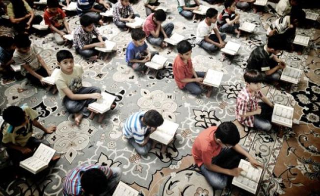 أطفال يتلون القرآن