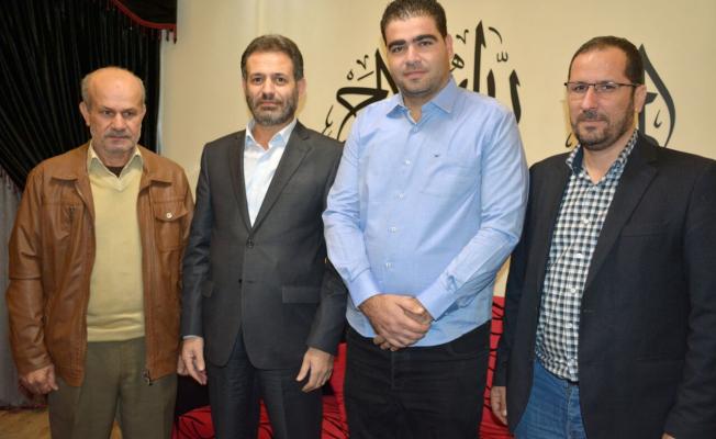 من اليمين إلى الشمال، رئيس رابطة طلبة بيت المقدس، أحمد مزيان، الشاب صاحب براءة الاختراع عامر درويش، ممثل حركة الجهاد الإسلامي في لبنان إحسان عطايا، ومسؤول حركة الجهاد في مخيم البداوي، أبو علي الصديق