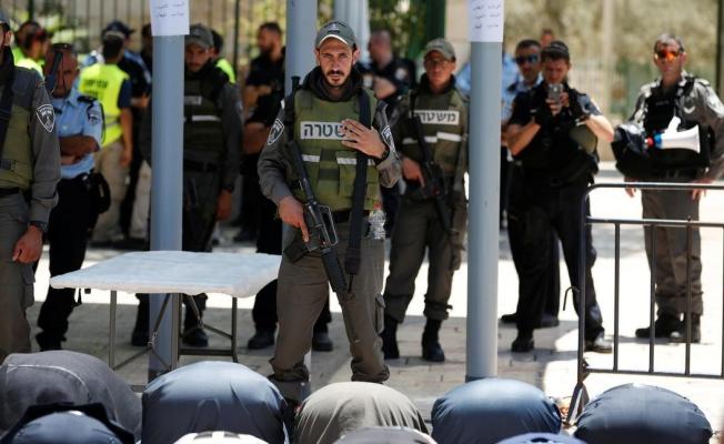 جندي اسرائيلي أمام جموع المصلين في القدس المحتلة
