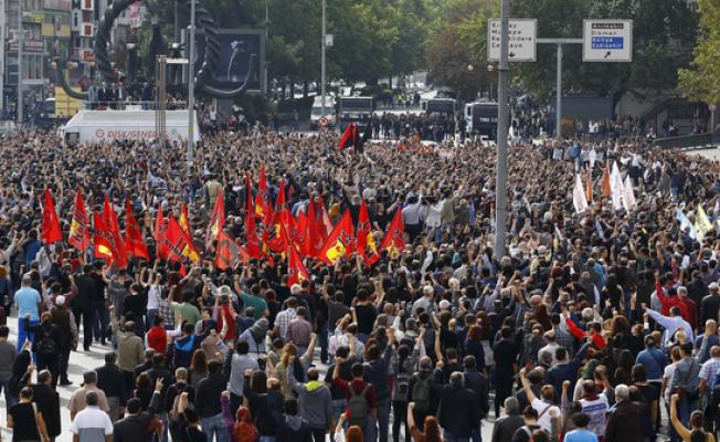 الآلاف يشيعون قتلى تفجيري أنقرة
