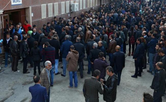 أتراك عند مشرحة منطقة سور في ديار بكر بعد مقتل طاهر ألجي