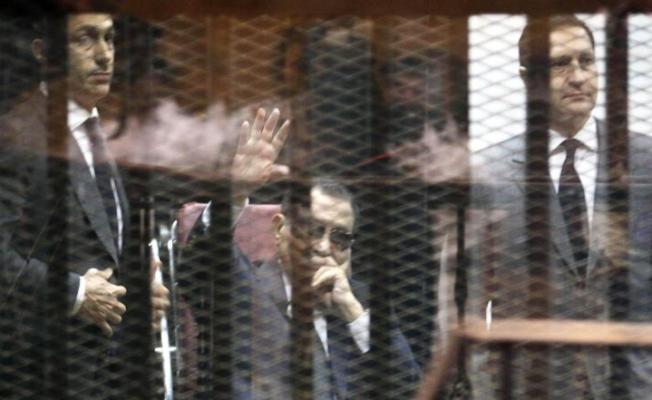مبارك ونجلاه أثناء جلسة محاكمة سابقة