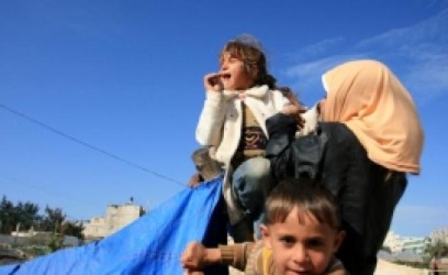 عائلة فلسطينية تعتصم أمام منزلها في اللد