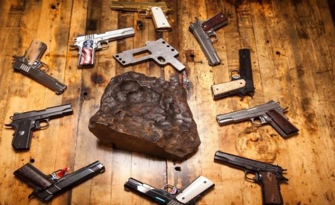 شركة أمريكية تصنع "مسدسا نيزكيا" تبلغ قيمة مليون دولار
