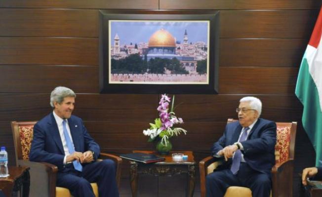 وزير الخارجية الأميركي جون كيري والرئيس الفلسطيني محمود عباس