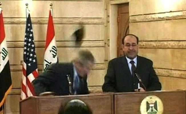 قذف جورج بوش "بفردتي حذاء" في بغداد