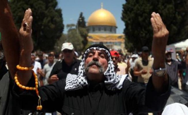 عجوز مقدسي ومن خلفه تظهر قبة الصخرة