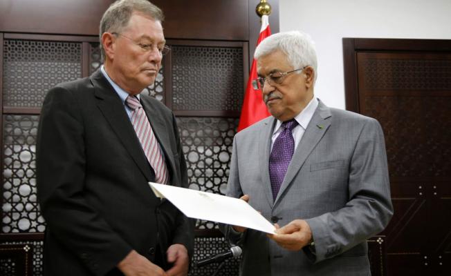 روبرت سيري على اليسار