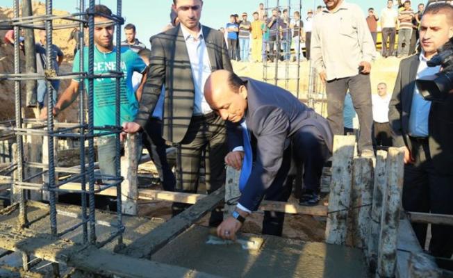 الوزير الحساينة خلال زيارته لأول منزل بدأ اعماره