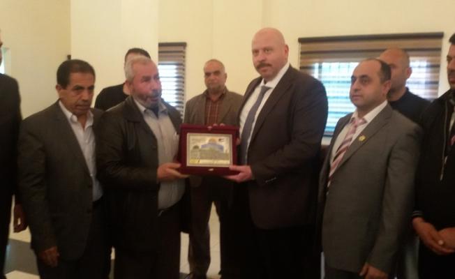 تقديم درع القدس لمحافظ الشمال رمزي نهرا