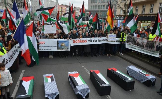 نعوش رمزية لأطفال فلسطينيين قتلهم المستوطنون، خلال الوقفة الاحتجاجية في برلين
