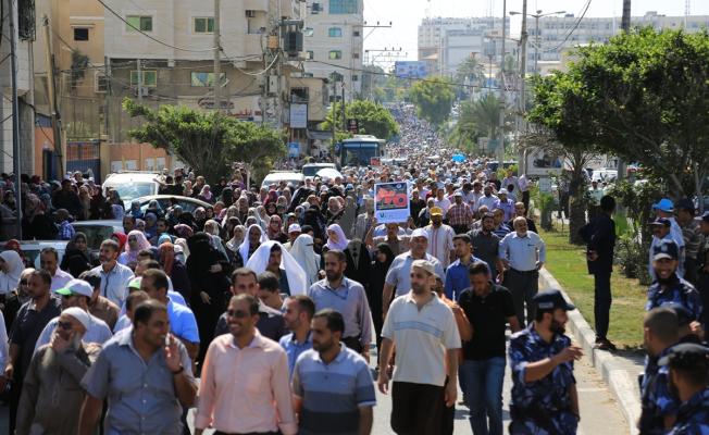 المسيرة الأكبر على الإطلاق ضد الانروا تخرج من غزة