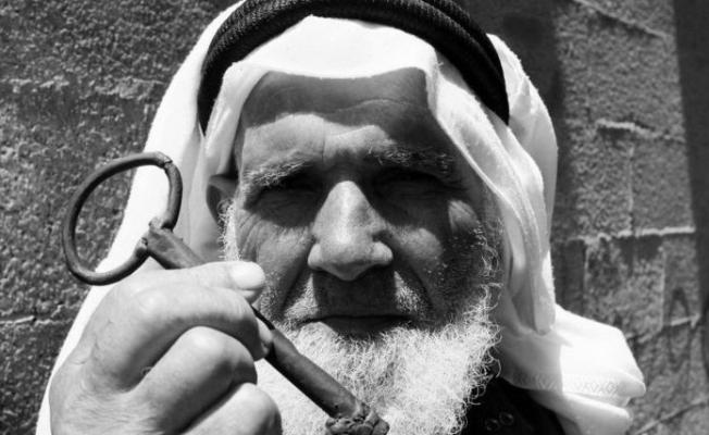 مسن فلسطيني يحمل مفتاح العودة (أرشيف)