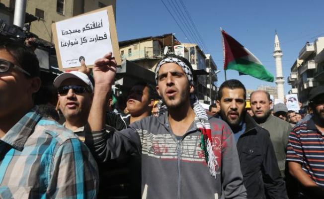 خلال مسيرة دعماً للمسجد الأقصى