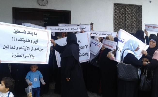 مظاهرة امام بنك فلسطين