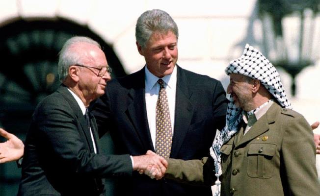 ياسر عرفات (يمين) بيل كلينتون (وسط) إسحاق رابين