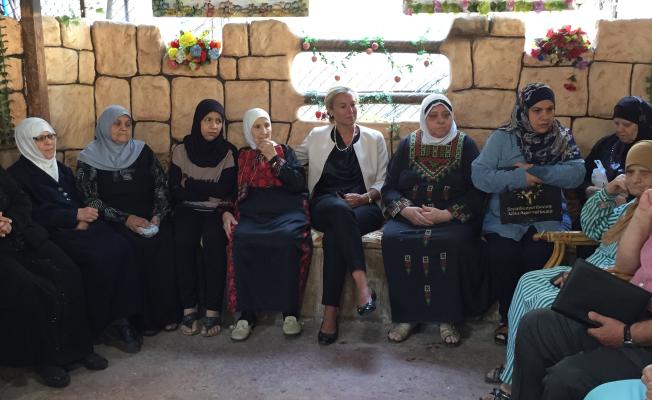 المنسقة الخاصة للأمم المتحدة في لبنان سيغريد كاغ خلال زياتها لمخيم برج البراجنة