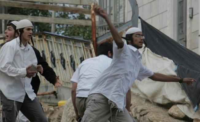 مستوطنون يحطمون أبواب محلات 