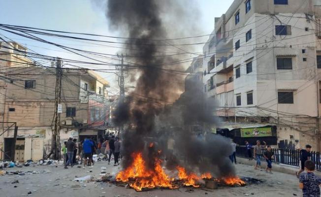 اقفال الشارع الرئيسي في مخيم نهر البارد بالاطارات المشتعلة