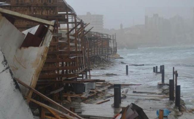 آثار العاصفة في تجمع جل البحر
