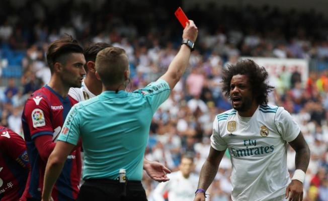 طرد البرازيلي مارسيلو نجم ريال مدريد لاعتدائه على جيفرسون لير