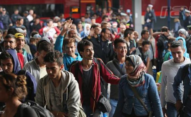 آلاف اللاجئين يعبرون المجر للنمسا وألمانيا