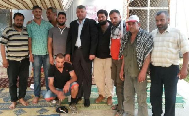 الرفاعي خلال زيارته خيمة الاعتصام في البارد