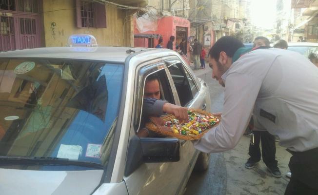 أثناء توزيع الحلوى في عين الحلوة