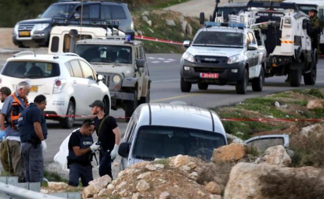 جنود العدو يحيطون بسيارة مستوطن استهدفها فلسطيني قرب الخليل