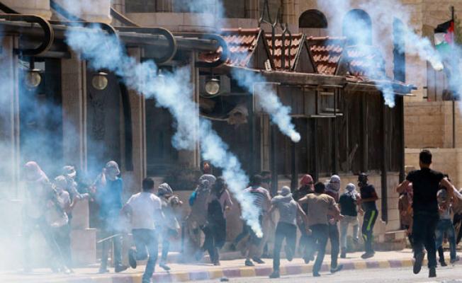 العدو يلقي قنابل الغاز السام على طلبة المدارس