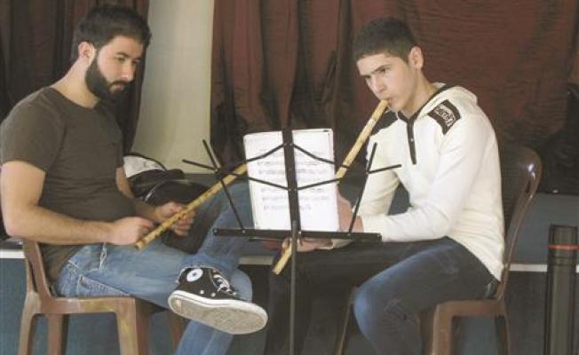 تعليم شباب برج البراجنة على العزف