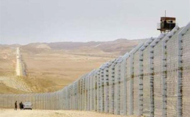 سياج عنصري فاصل بذرائع أمنية (من الأرشيف)