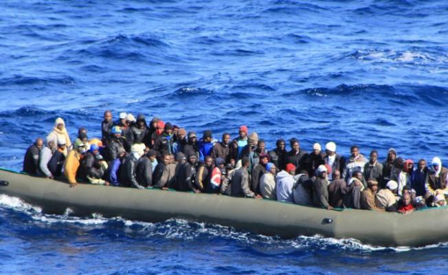 لاجئون مهاجرون 