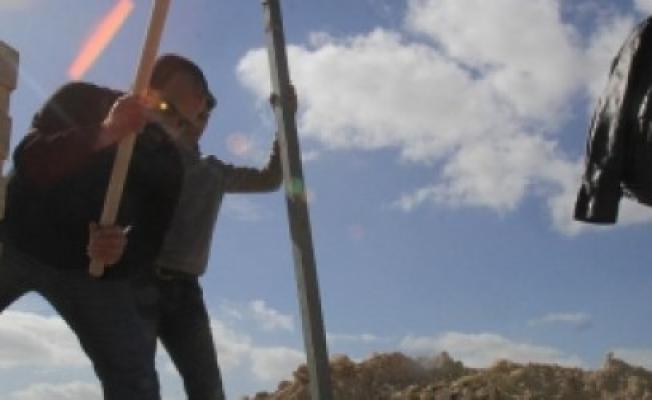 نشطاء يعيدون بناء قرية