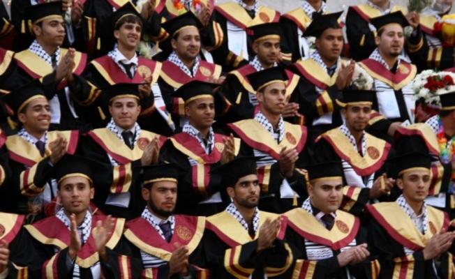أثناء تخريج دفعه من شبان الجامعة في قطاع غزة