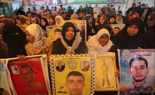 خلال وقفة تضامنية مع الأسرى
