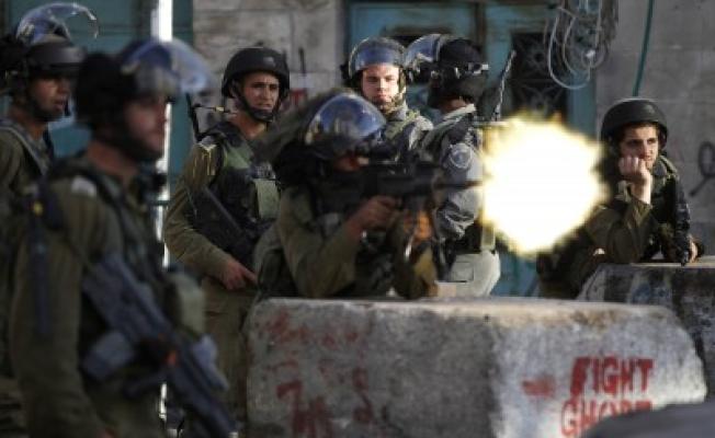 جندي صهيوني يطلق النار تجاه الفلسطينيين