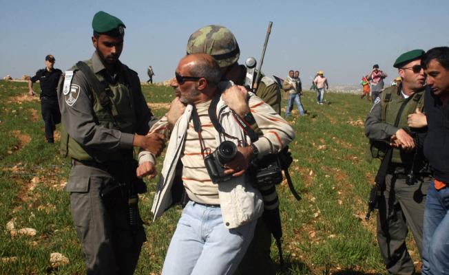 العدو يعتدي على صحفيين فلسطينيين