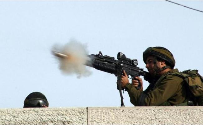 العدو يطلق النار على الفلسطينيين